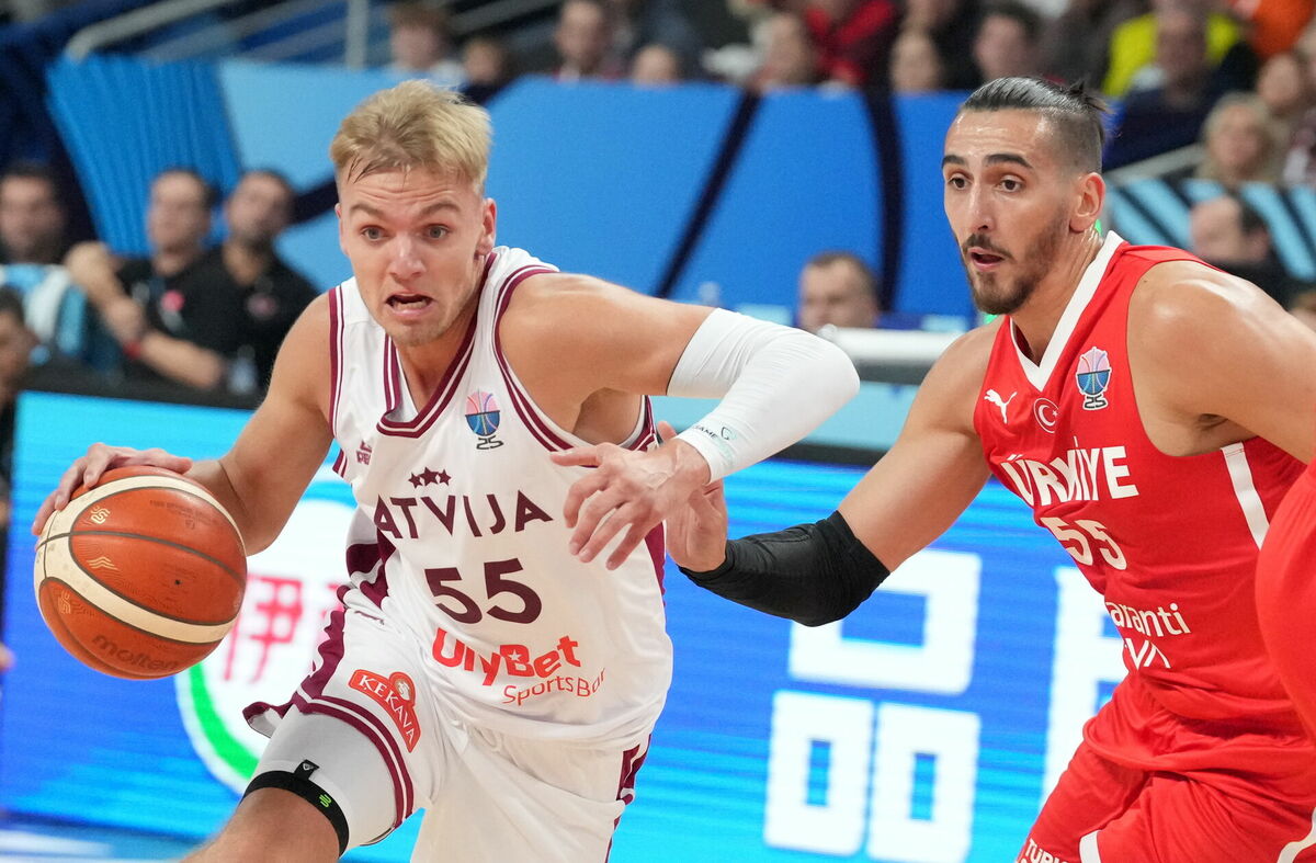 Latvijas basketbola izlases spēlētājs Artūrs Žagars (no kreisās) Foto: LETA/Edijs Pālens Latvijas basketbola izlases spēlētājs Artūrs Žagars (no kreisās) Foto: LETA/Edijs Pālens
