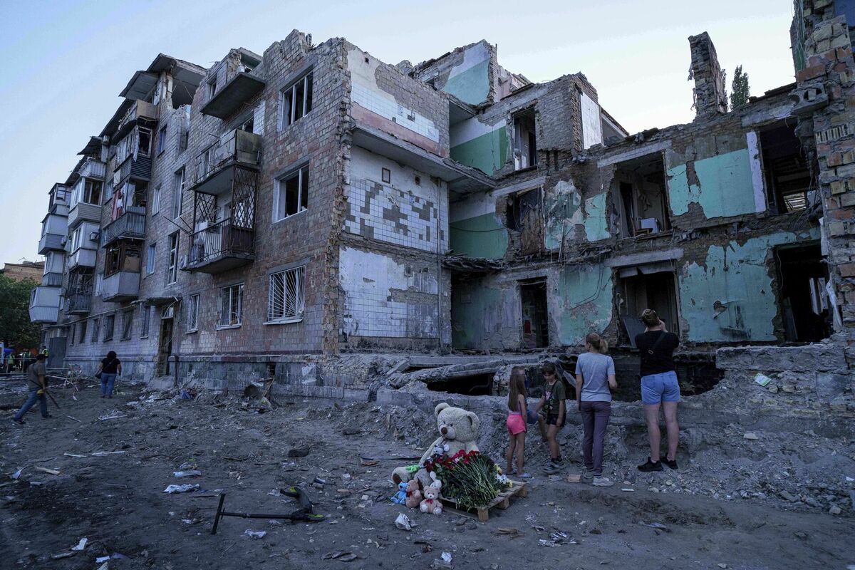 Krievijas nodarītie postījumi Kijivā. Foto: AP Photo/Evgeniy Maloletka Krievijas nodarītie postījumi Kijivā. Foto: AP Photo/Evgeniy Maloletka