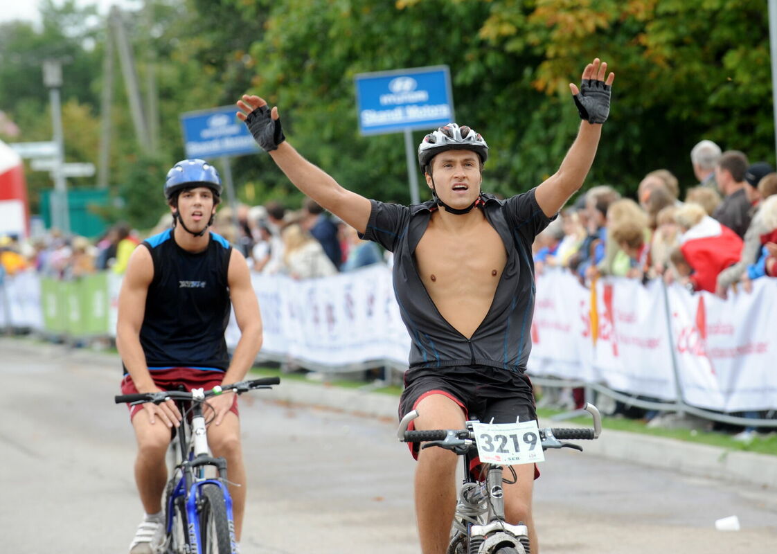 19.Latvijas riteņbraucēju vienības velobrauciena finišs Siguldā. Foto: Ieva Čīka/LETA 19.Latvijas riteņbraucēju vienības velobrauciena finišs Siguldā. Foto: Ieva Čīka/LETA