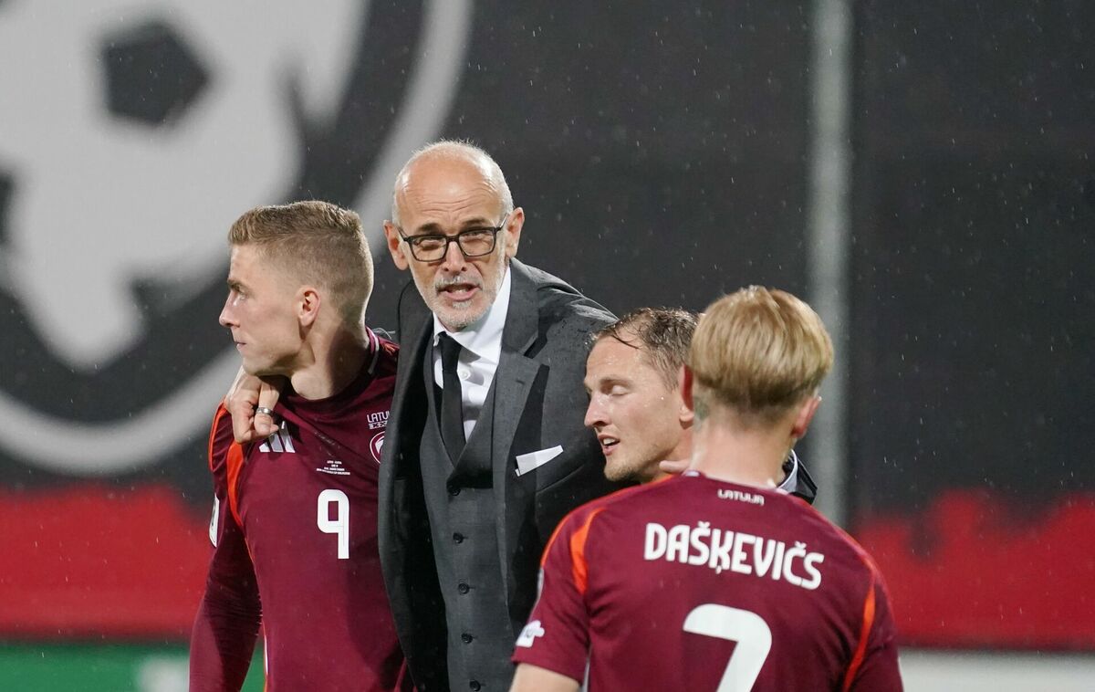 Paolo Nikolato ar Latvijas izlases futbolistiem. Foto: Paula Čurkste/LETA Paolo Nikolato ar Latvijas izlases futbolistiem. Foto: Paula Čurkste/LETA