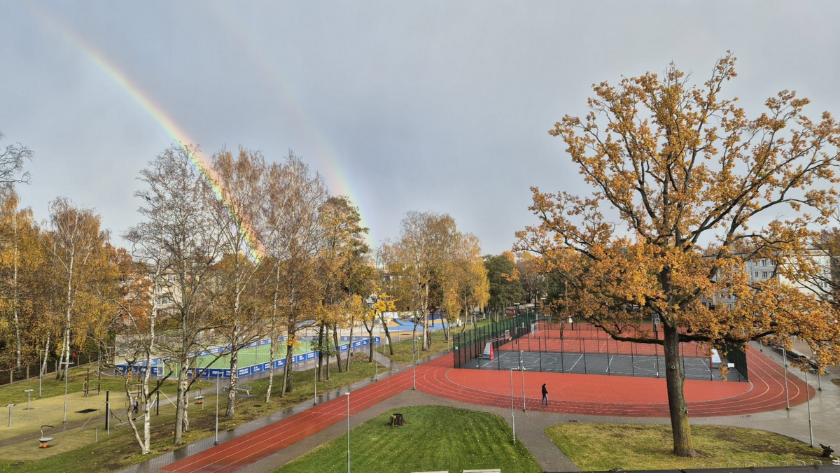 Rīgas Imantas vidusskolas sporta laukums. Rīgas Imantas vidusskolas sporta laukums.