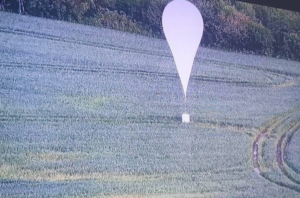 Ilustratīvs attēls, kontrabandas cigarešu balons. Foto: Valsts robežsardze Ilustratīvs attēls, kontrabandas cigarešu balons. Foto: Valsts robežsardze