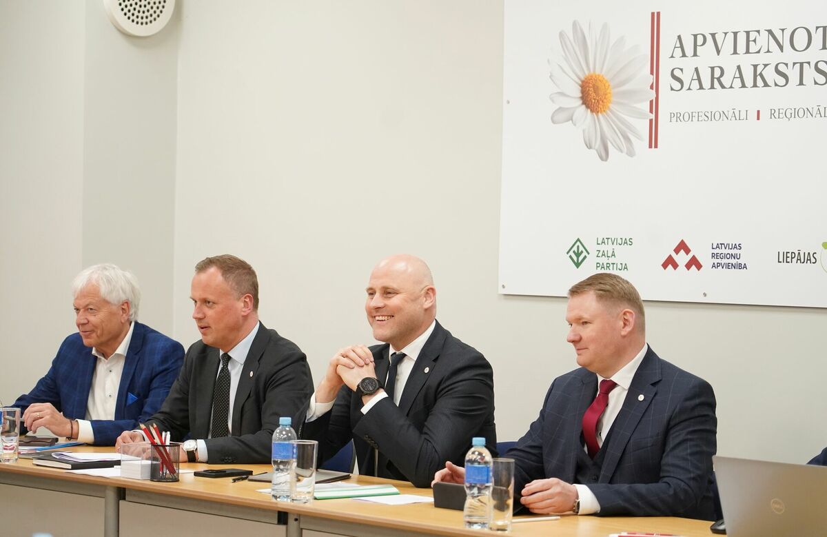 "Apvienotā saraksta" politiķu tikšanās ar Nacionālās apvienības un Zaļo un Zemnieku savienības pārstāvjiem Saeimas frakcijas telpās, lai apspriestu topošās valdības koalīcijas veidošanas iespējas. Foto: Zane Bitere/LETA "Apvienotā saraksta" politiķu tikšanās ar Nacionālās apvienības un Zaļo un Zemnieku savienības pārstāvjiem Saeimas frakcijas telpās, lai apspriestu topošās valdības koalīcijas veidošanas iespējas. Foto: Zane Bitere/LETA