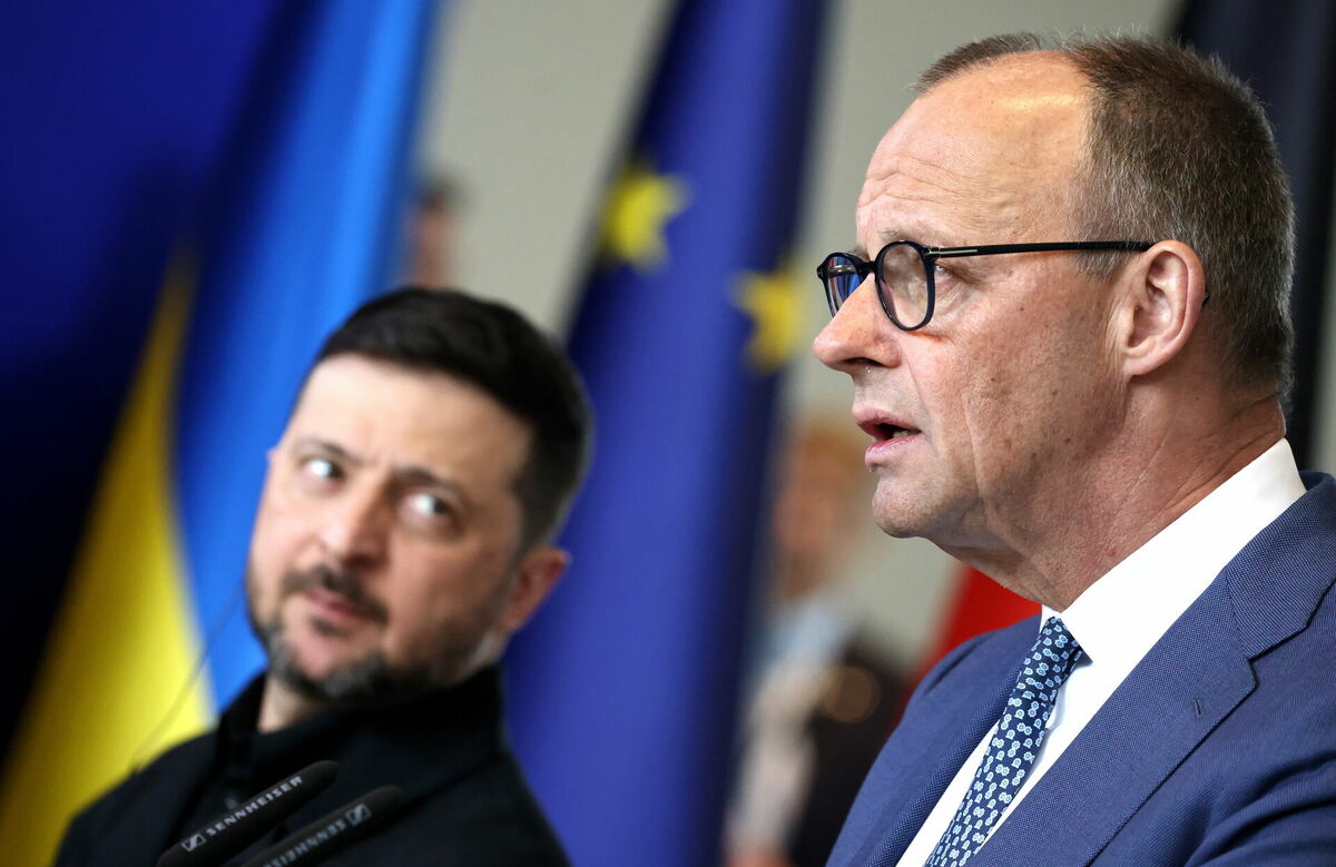 (no kreisās) Volodimirs Zelenskis un Frīdrihs Mercs. Foto: EPA/HANNIBAL HANSCHKE (no kreisās) Volodimirs Zelenskis un Frīdrihs Mercs. Foto: EPA/HANNIBAL HANSCHKE
