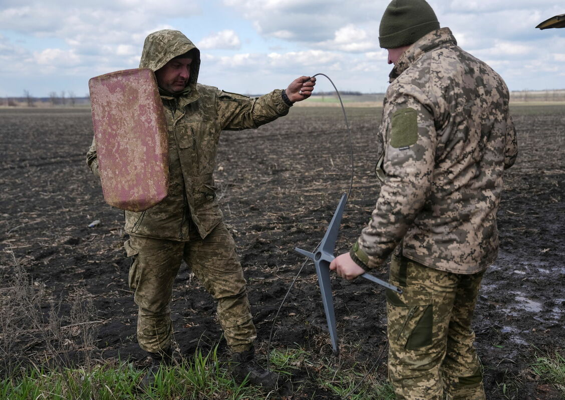 Ukrainas karavīri ar "Starlink" iekārtu. Foto: REUTERS/Inna Varenytsia/Scanpix Ukrainas karavīri ar "Starlink" iekārtu. Foto: REUTERS/Inna Varenytsia/Scanpix