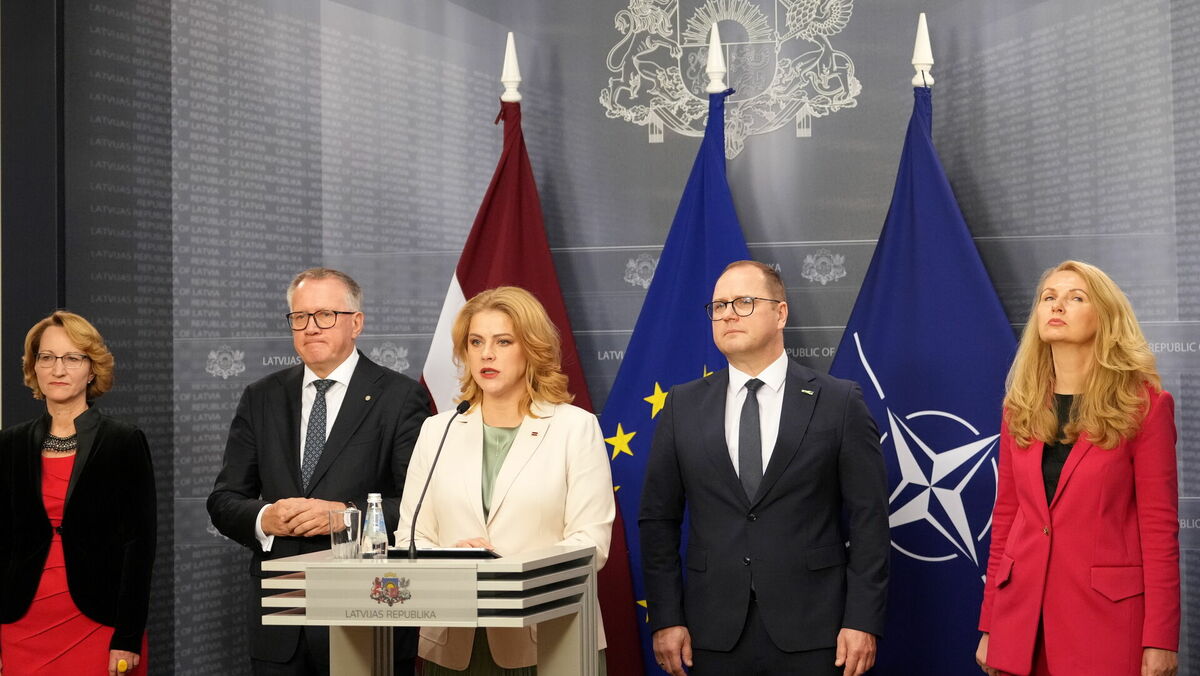Izglītības un zinātnes ministre Dace Melbārde, finanšu ministrs Arvils Ašeradens, Ministru prezidente Evika Siliņa, viedās administrācijas un reģionālās attīstības ministrs Raimonds Čudars un tieslietu ministre Inese Lībiņa-Egnere piedalās preses konferencē Ministru kabinetā, kurā premjere paziņo par demisiju. Foto: Zane Bitere/LETA Izglītības un zinātnes ministre Dace Melbārde, finanšu ministrs Arvils Ašeradens, Ministru prezidente Evika Siliņa, viedās administrācijas un reģionālās attīstības ministrs Raimonds Čudars un tieslietu ministre Inese Lībiņa-Egnere piedalās preses konferencē Ministru kabinetā, kurā premjere paziņo par demisiju. Foto: Zane Bitere/LETA
