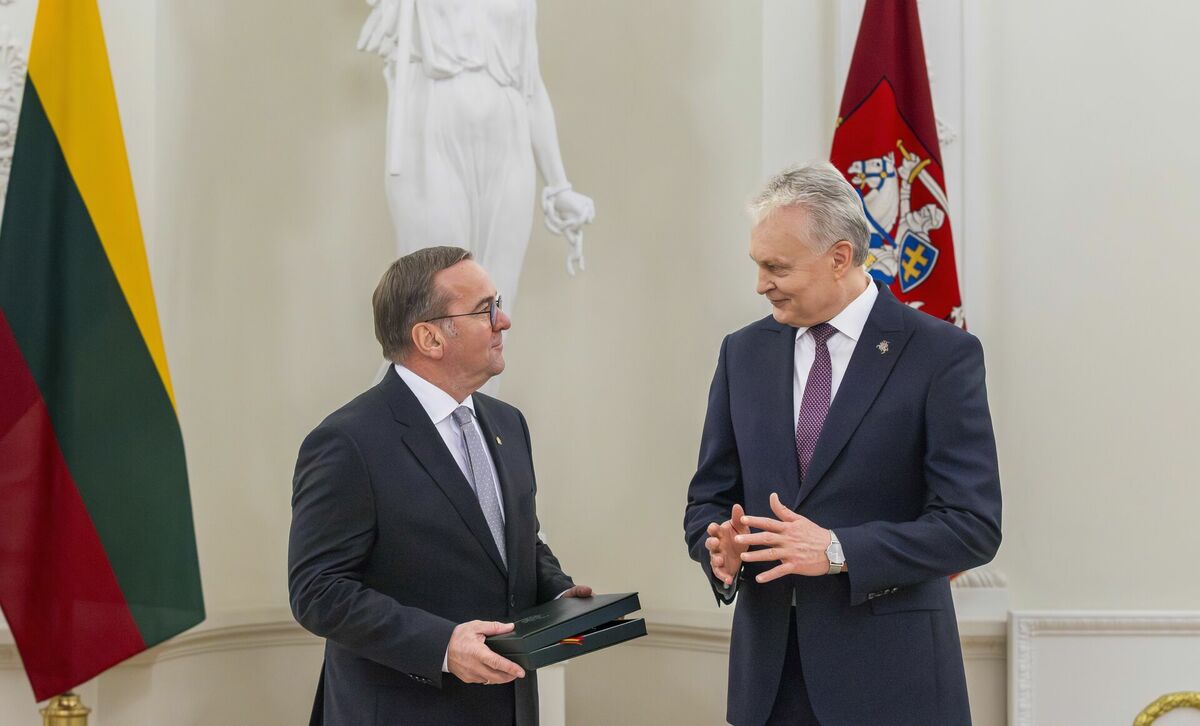 Vācijas aizsardzības ministrs un Lietuvas prezidents. Foto: AP Photo/Mindaugas Kulbis/Scanpix Vācijas aizsardzības ministrs un Lietuvas prezidents. Foto: AP Photo/Mindaugas Kulbis/Scanpix