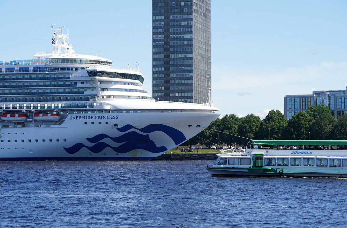 Kruīza kuģis "Sapphire Princess" un kuģītis "Jūrmala". Foto: LETA Kruīza kuģis "Sapphire Princess" un kuģītis "Jūrmala". Foto: LETA
