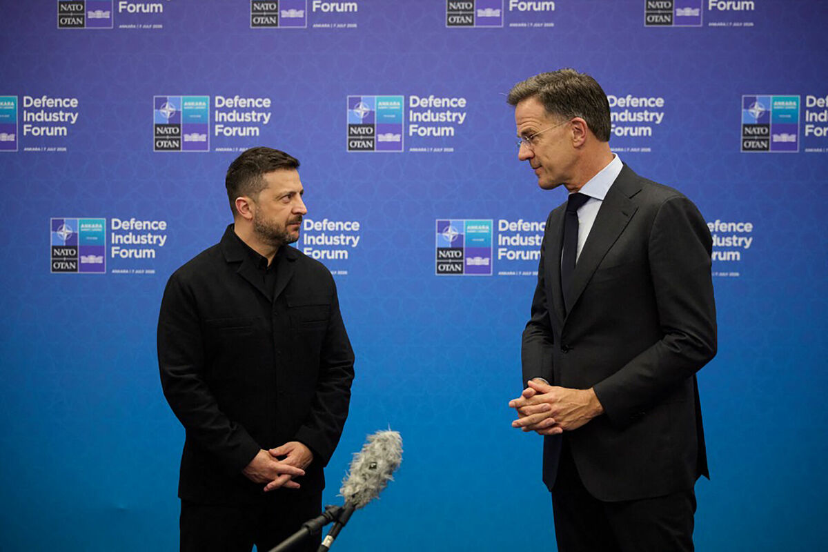 Ukrainas prezidents Volodimirs Zelenskis un NATO ģenerālsekretārs Marks Rite. Foto: AFP/Scanpix Ukrainas prezidents Volodimirs Zelenskis un NATO ģenerālsekretārs Marks Rite. Foto: AFP/Scanpix