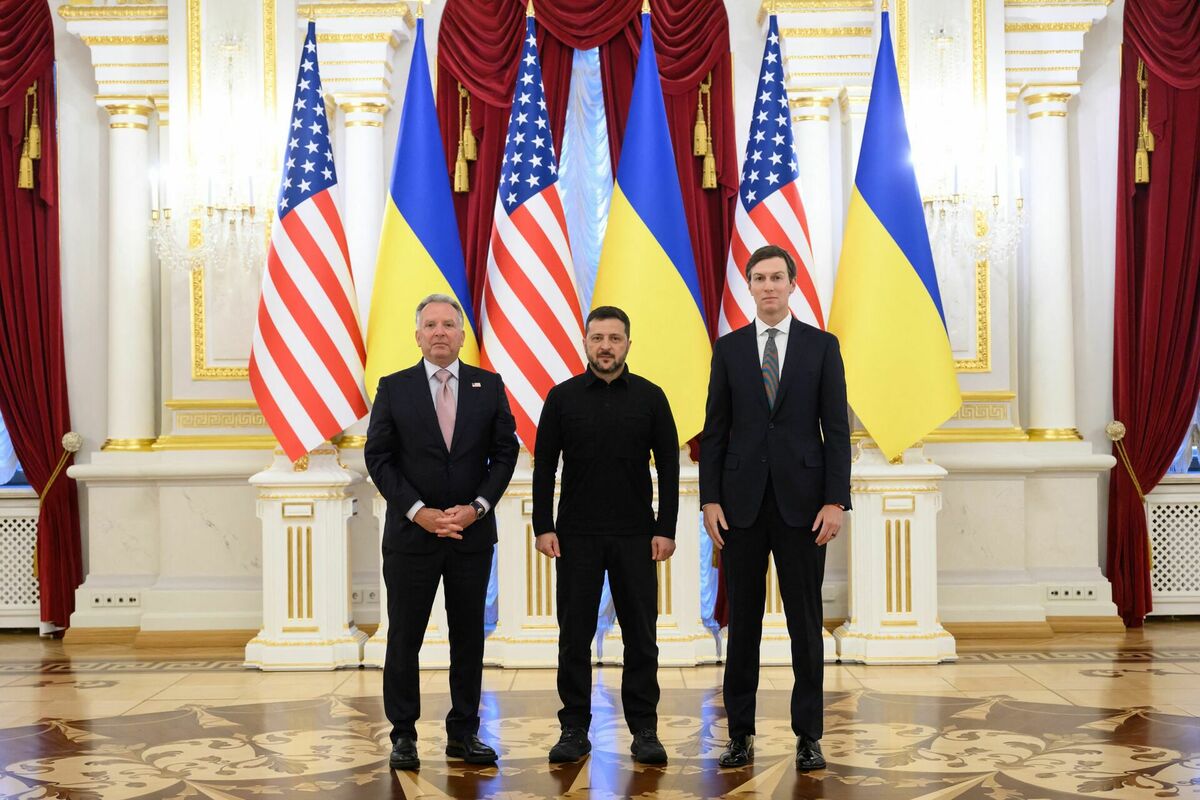 (no kreisās) Stīvs Vitkofs, Volodimirs Zelenskis un Džareds Kušners. Foto: UKRAINIAN PRESIDENTIAL PRESS SERVICE / AFP / Scanpix (no kreisās) Stīvs Vitkofs, Volodimirs Zelenskis un Džareds Kušners. Foto: UKRAINIAN PRESIDENTIAL PRESS SERVICE / AFP / Scanpix