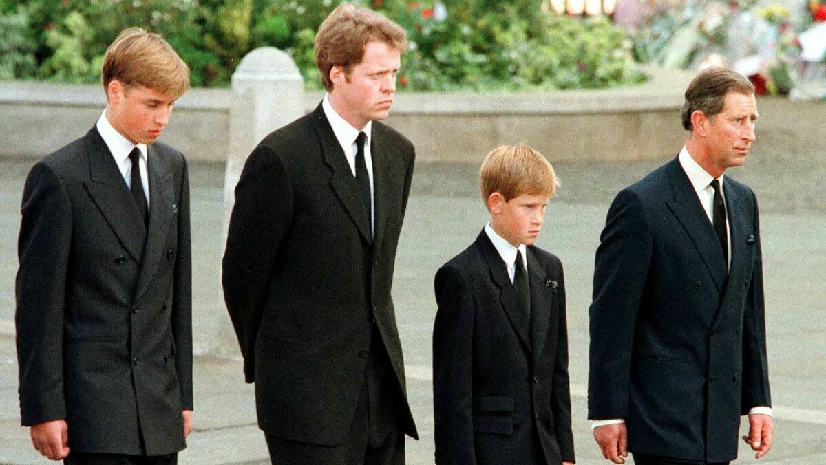 (no kreisās) princis Viljams, grāfs Spensers, princis Harijs un (tobrīd) princis Čārlzs princeses Diānas bērēs 1997. gadā. Foto: JEFF J MITCHELL / POOL / AFP / Scanpix (no kreisās) princis Viljams, grāfs Spensers, princis Harijs un (tobrīd) princis Čārlzs princeses Diānas bērēs 1997. gadā. Foto: JEFF J MITCHELL / POOL / AFP / Scanpix