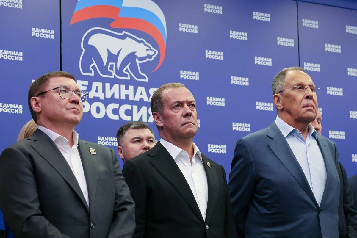 Partijas "Vienotā Krievija” Ģenerālpadomes sekretārs Vladimirs Jakuševs, Krievijas Drošības padomes priekšsēdētāja vietnieks un partijas "Vienotā Krievija” līderis Dmitrijs Medvedevs, un Krievijas ārlietu ministrs Sergejs Lavrovs. Foto: Ekaterina Shtukina / Sputnik /IMAGO/SNA/Scanpix Partijas "Vienotā Krievija” Ģenerālpadomes sekretārs Vladimirs Jakuševs, Krievijas Drošības padomes priekšsēdētāja vietnieks un partijas "Vienotā Krievija” līderis Dmitrijs Medvedevs, un Krievijas ārlietu ministrs Sergejs Lavrovs. Foto: Ekaterina Shtukina / Sputnik /IMAGO/SNA/Scanpix