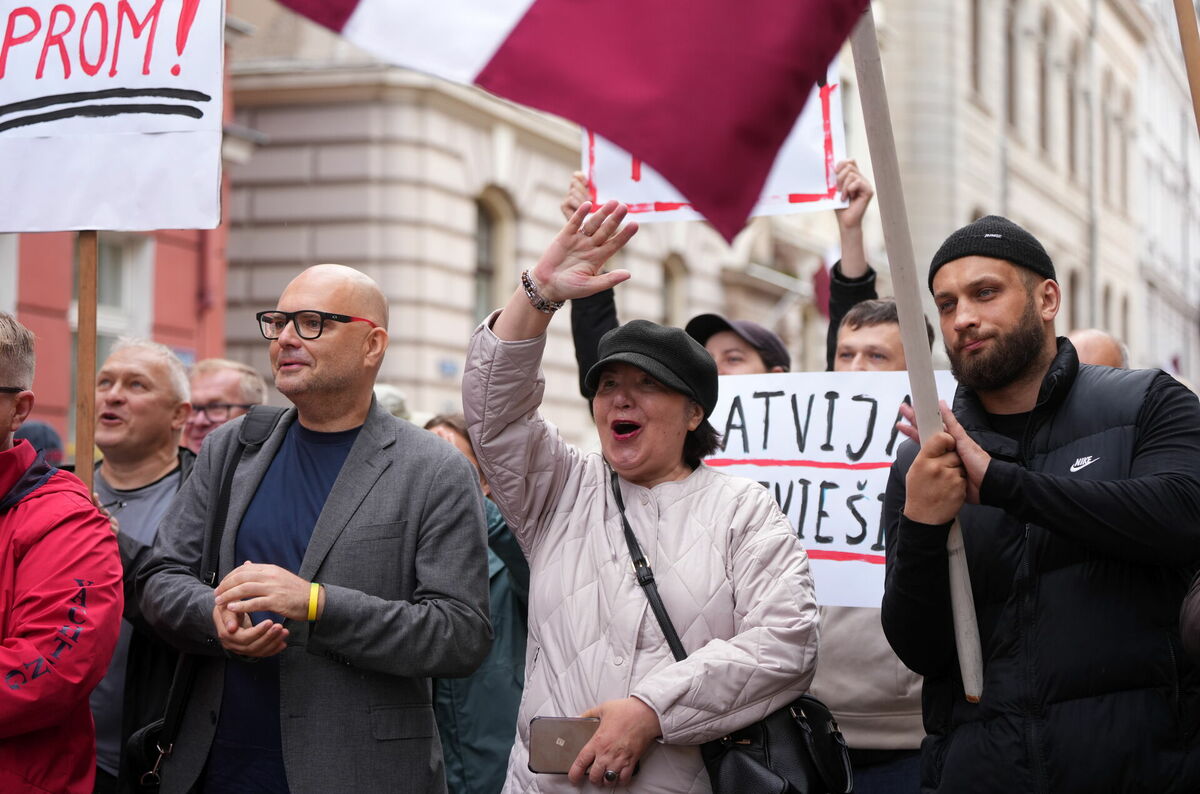 Kultūras ministrijas parlamentārais sekretārs Ivars Āboliņš (no kreisās), Rīgas domes deputāte Liāna Langa un bokseris Kristaps Zutis Nacionālās apvienības rīkotajā piketā iekšlietu ministra Jāņa Dombravas atbalstam pie Saeimas ēkas. Foto: Ieva Leiniša/LETA Kultūras ministrijas parlamentārais sekretārs Ivars Āboliņš (no kreisās), Rīgas domes deputāte Liāna Langa un bokseris Kristaps Zutis Nacionālās apvienības rīkotajā piketā iekšlietu ministra Jāņa Dombravas atbalstam pie Saeimas ēkas. Foto: Ieva Leiniša/LETA