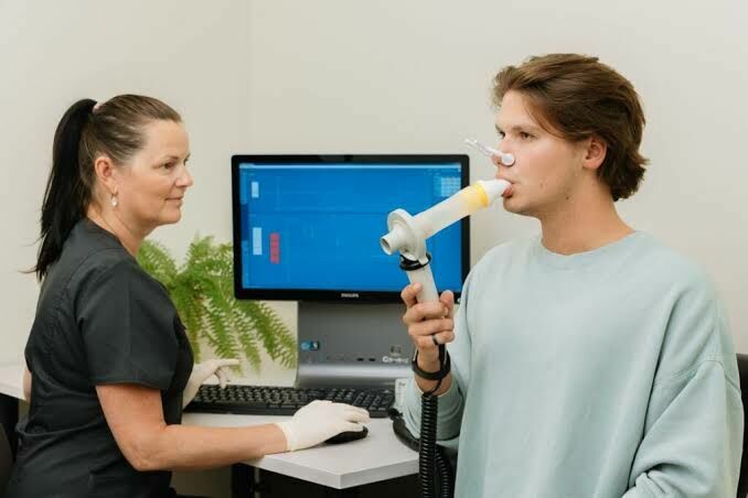 Spirometrija – svarīgākais izmeklējums plaušu funkcijas novērtēšanai. Avots: Capital Clinic Riga Spirometrija – svarīgākais izmeklējums plaušu funkcijas novērtēšanai. Avots: Capital Clinic Riga