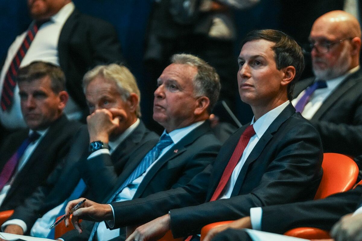 Stīvs Vitkofs (centrā) un Džareds Kušners (pa labi). Foto: Ryan Murphy/Getty Images/AFP/Scanpix Stīvs Vitkofs (centrā) un Džareds Kušners (pa labi). Foto: Ryan Murphy/Getty Images/AFP/Scanpix