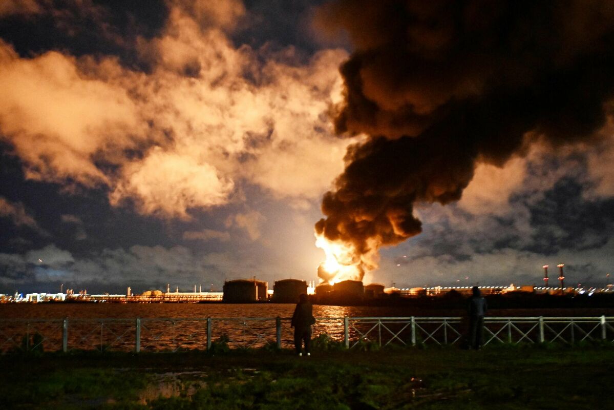 Degoša naftas pārstrādes rūpnīca pie Sanktpēterburgas. Foto: AFP/Scanpix Degoša naftas pārstrādes rūpnīca pie Sanktpēterburgas. Foto: AFP/Scanpix