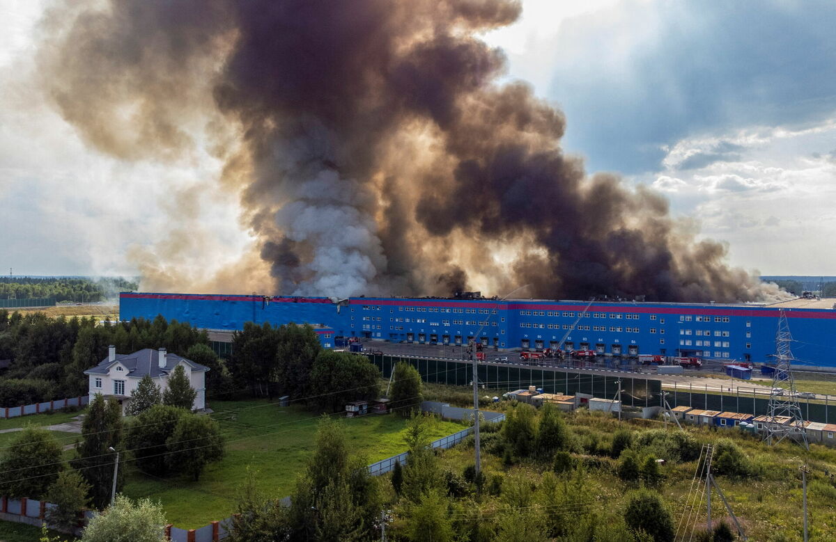 Ukraiņu triecienā cietusī "Ozon" noliktava Maskavas reģionā. Foto: REUTERS/Maxim Shemetov/Scanpix Ukraiņu triecienā cietusī "Ozon" noliktava Maskavas reģionā. Foto: REUTERS/Maxim Shemetov/Scanpix