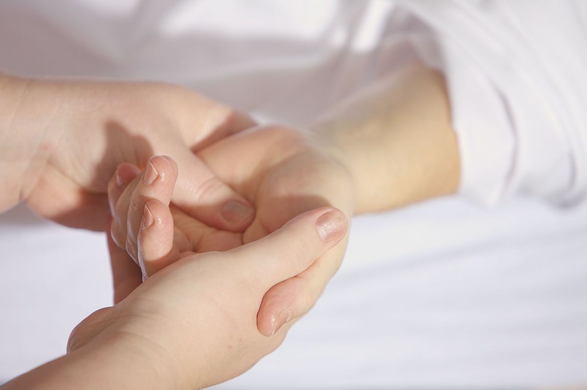 Боль в руках: причины, последствия, методы лечения боли в мышцах и суставах рук