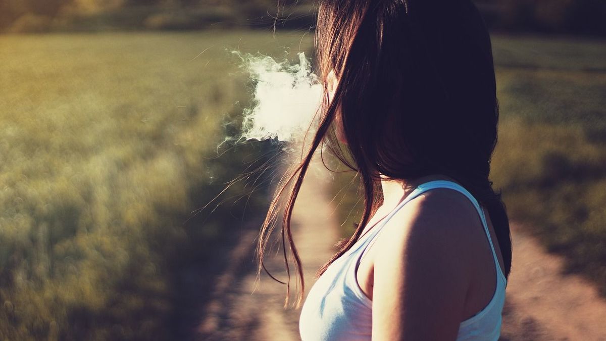 Smēķēšana (Image by StockSnap from Pixabay)