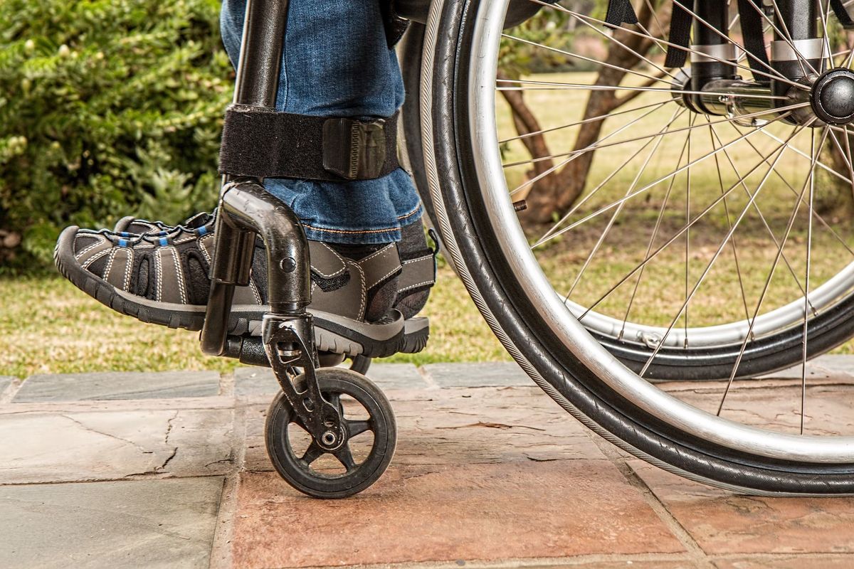 Ratiņkrēsls. Persona ar invaliditāti. Image by Steve Buissinne from Pixabay 