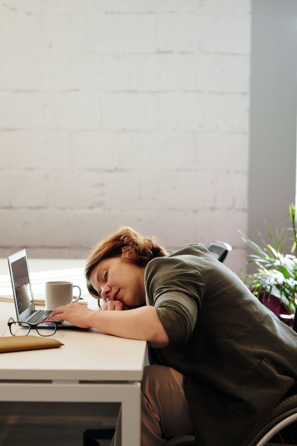 Nāk miegs, miegainība, aizmidzis cilvēks. Photo by Marcus Aurelius from Pexels