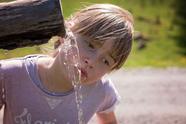 Meitene dzer ūdeni, foto no Pixabay