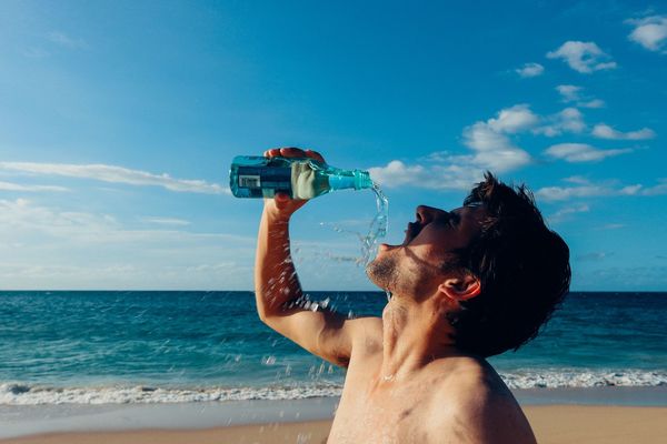 Vīrietis dzer ūdeni, foto no Pixabay