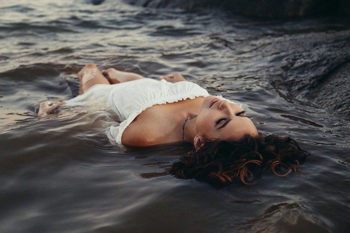 Meitene ūdenī, foto by Pexels, pixabay.com