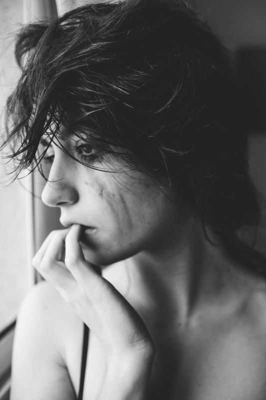 Sieviete grauž nagus. Photo by Rafael Serafim from Pexels
