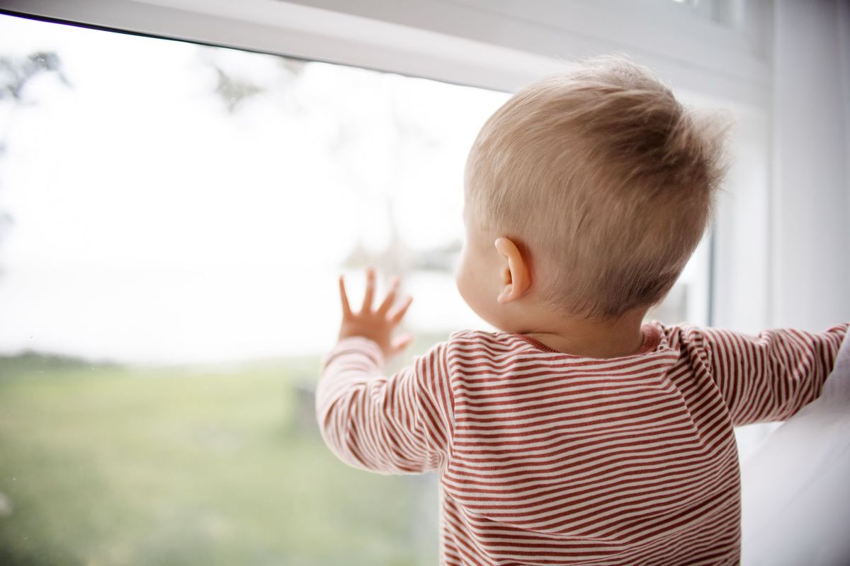 Bērns pie loga, foto -  Kelli McClintock, Unsplash