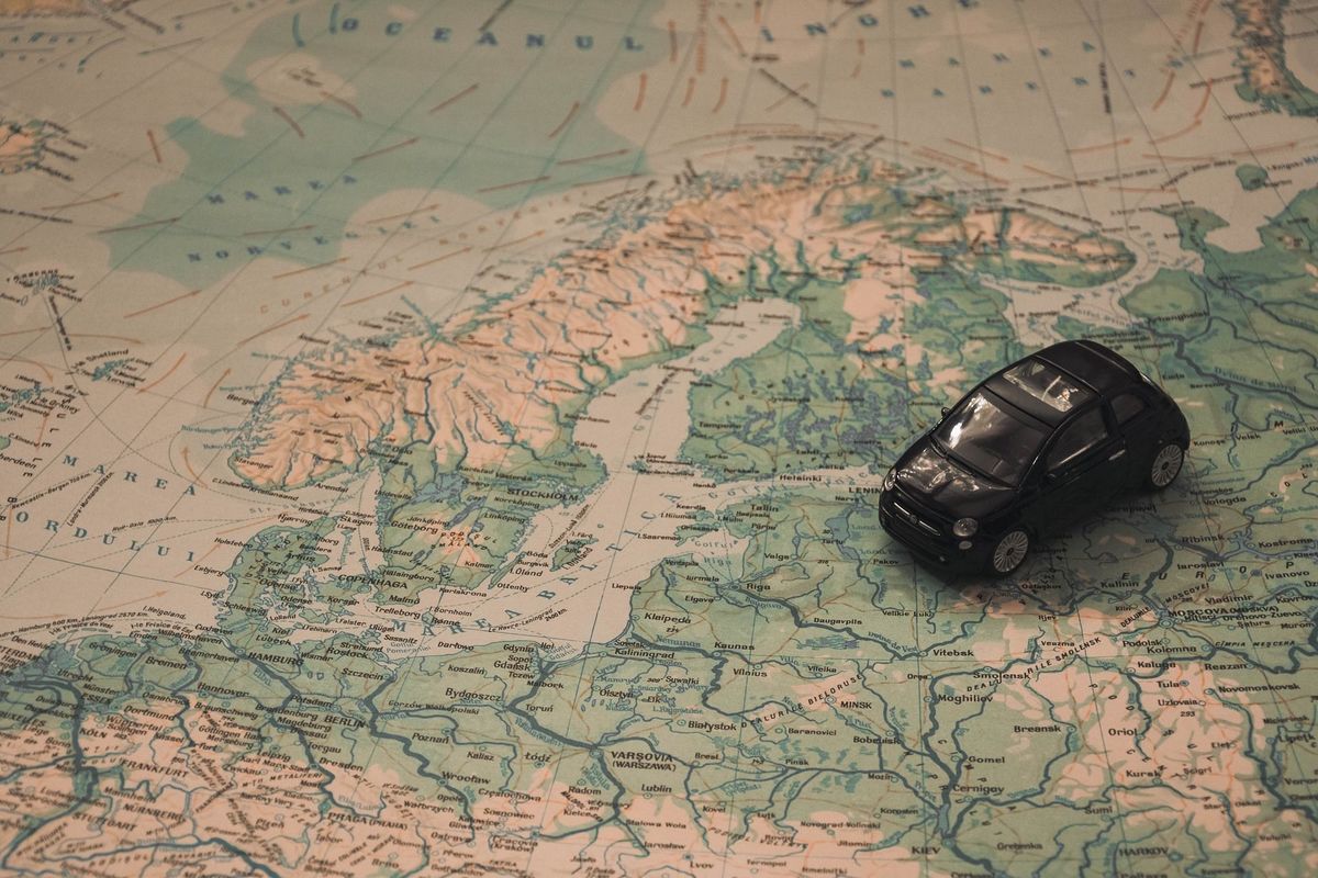 Karte un automašīna, foto - Pixabay