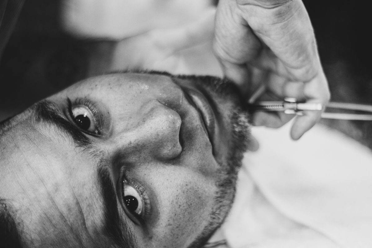 Vīrietis ar bārdu, bārdas skūšana. Photo by Domingo Alvarez on Unsplash