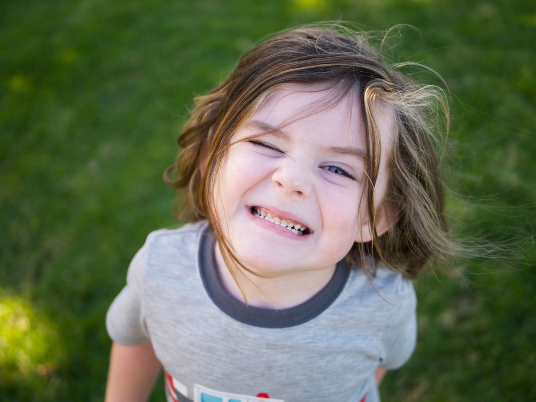Bērna zobi, Photo by Chris J. Davis on Unsplash