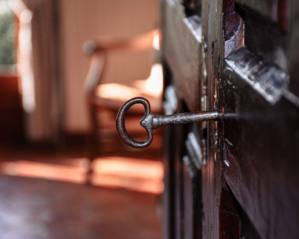 Atslēga durvīs, foto by RDLH, pixabay.com