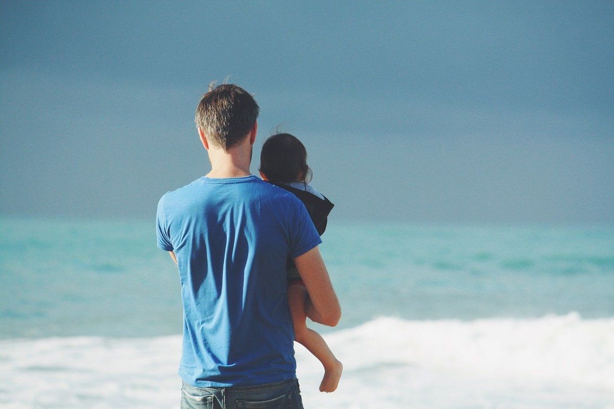 Tēvs ar bērnu, foto by Free-Photos, pixabay.com