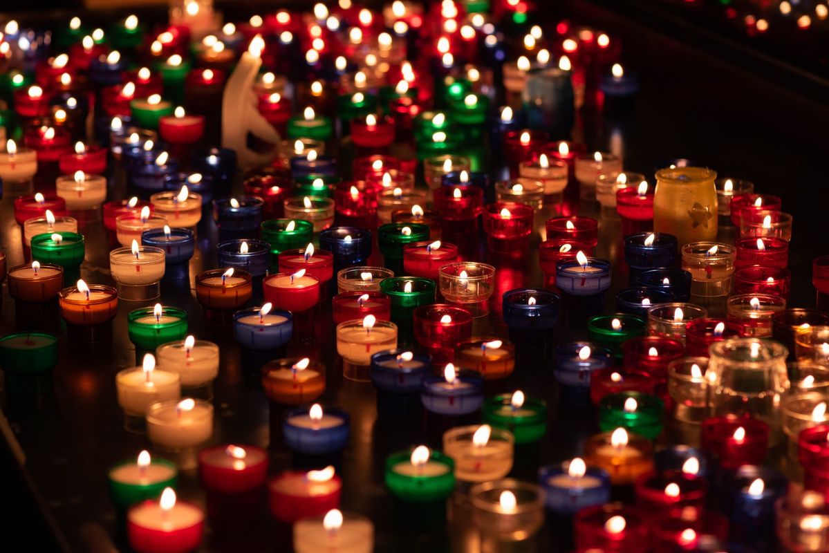 Krāsainas sveces, Photo by Eduardo Casajús Gorostiaga on Unsplash
