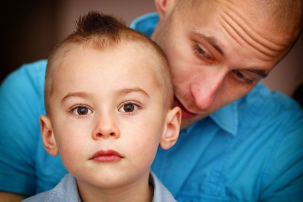 Tēvs ar dēlu runā, foto - Pixabay
