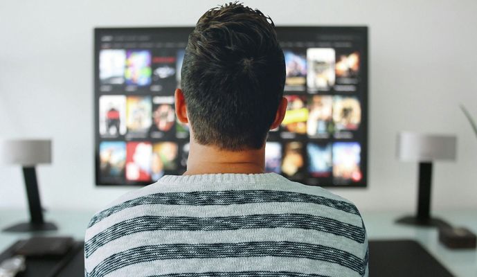 Vīrietis skatās TV, foto - Pixabay