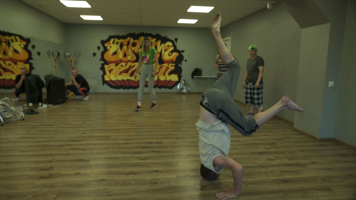 "Caur ērkšķiem uz...", ekrānuzņēmums