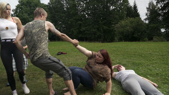 "Caur ērkšķiem uz...", ekrānuzņēmums