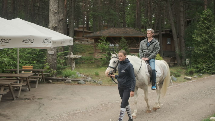 "Caur ērkšķiem uz...", ekrānuzņēmums