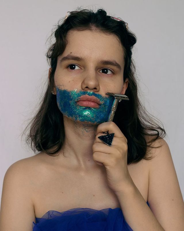 Kā sievietei cīnīties ar sejas apmatojumu? Photo by Vika Aleksandrova on Unsplash
