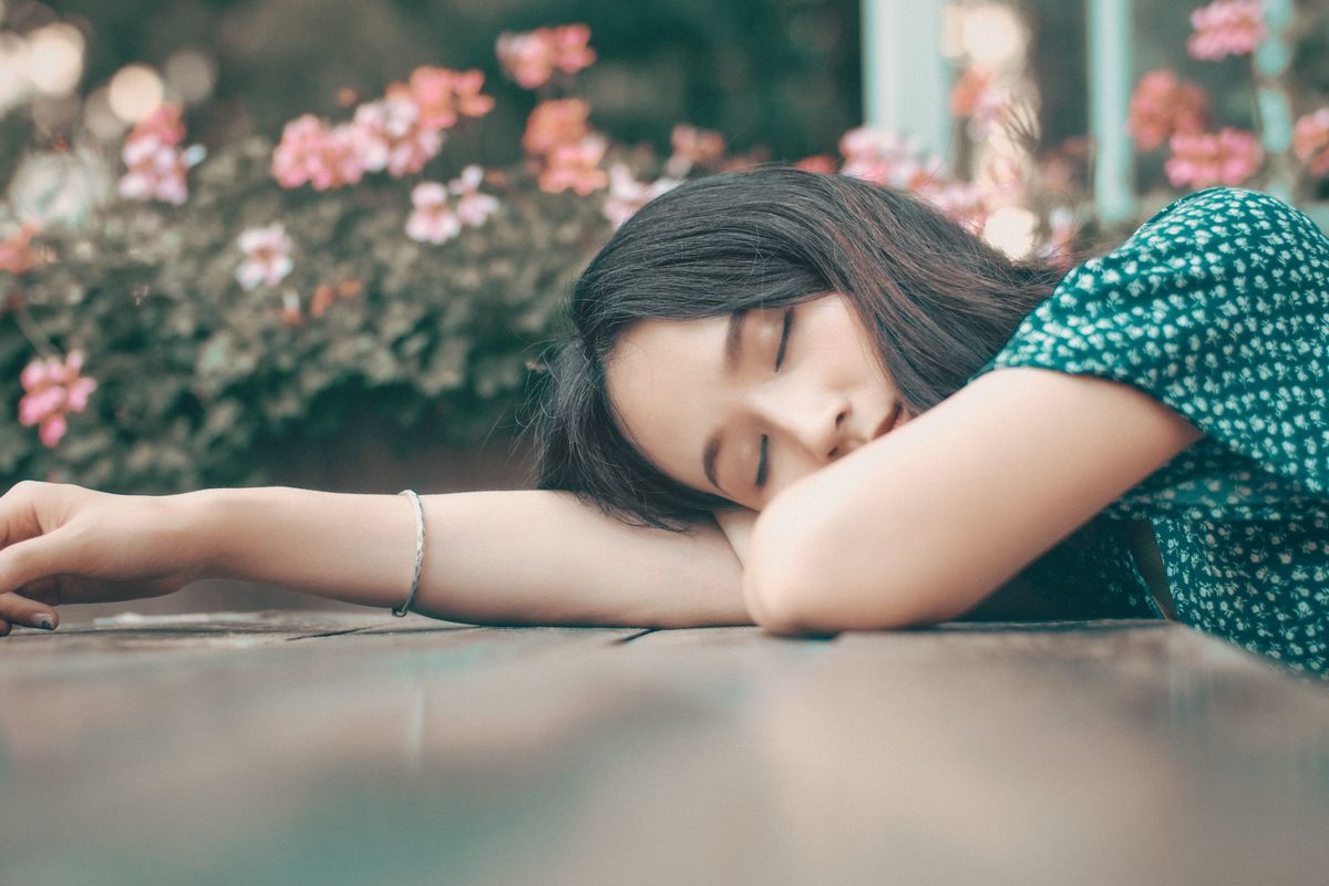 Aizmigusi sieviete, foto - Zhang Kaiyv, Unsplash