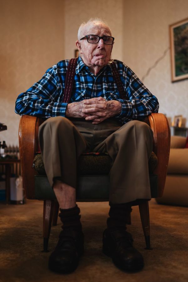 Vientuļs seniors, foto - Roland Kay Smith, Unsplash