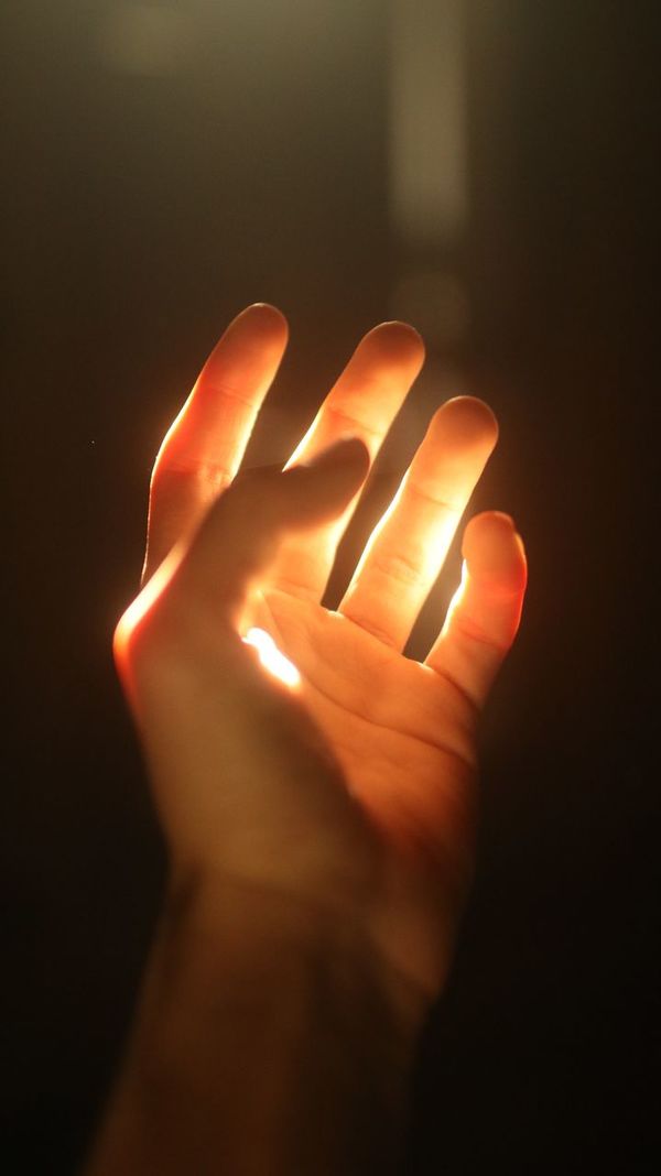 Izgaismota roka, foto - Elia Pellegrini, Unsplash