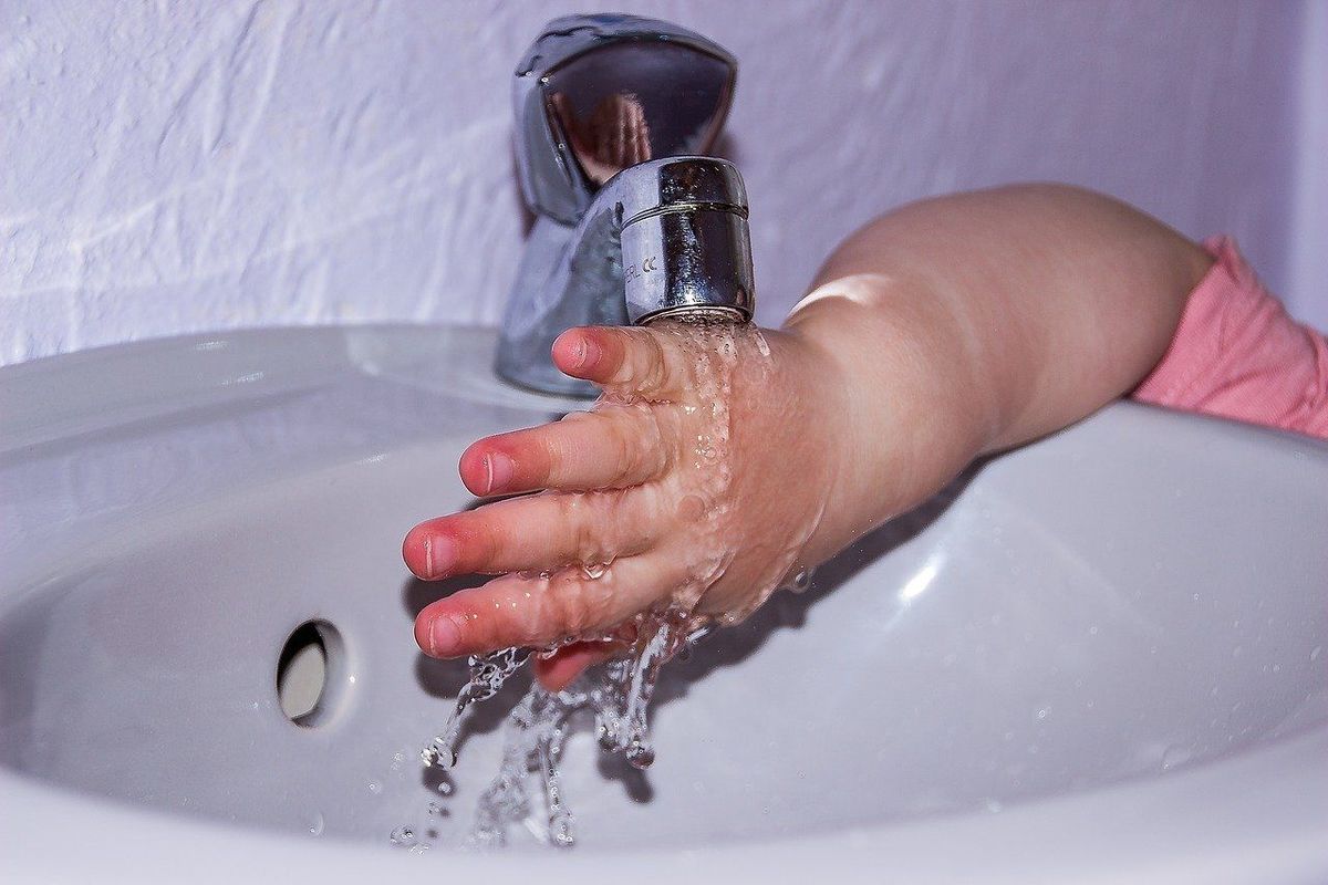 Bērns mazgā rokas, foto by Myriams-Fotos, pixabay.com