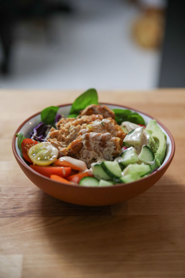 Vakariņu salātu bļoda ar turku zirņu plācenīšiem - recepte, Našķoties Zane, STV Pirmā!