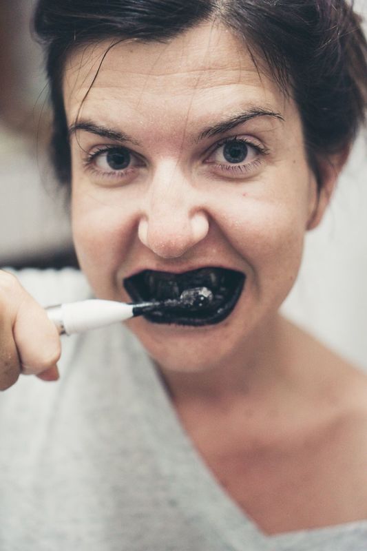 Zobu mazgāšana ar aktivēto ogli, foto - Chris Slupski, Unsplash