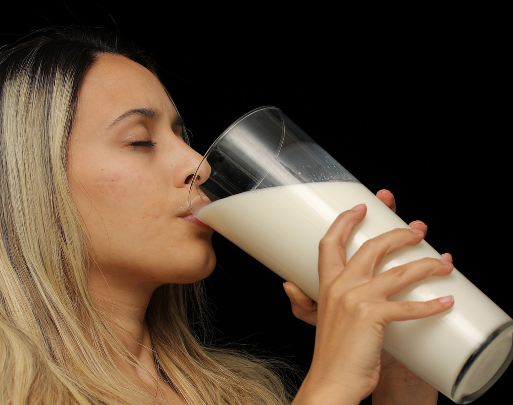 Sieviete dzer pienu, foto - Pinterest