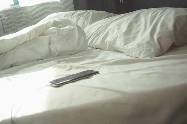 Vederīce gultā, foto - Dogukan Sahin, Unsplash